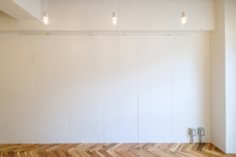 天井から吊り下げられたペンダントライトがムードを演出してくれています。