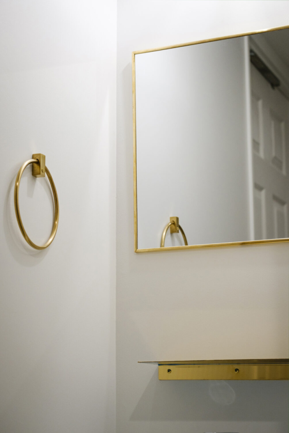 所々にあしらわれた真鍮がアクセサリーのよう。