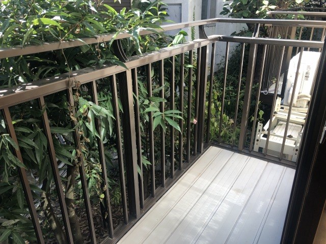 バルコニーは少し狭め