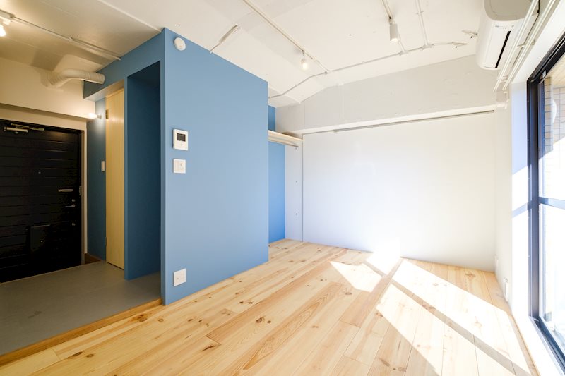 白塗装を施した壁と天井に、白のスポットライトが似合う。