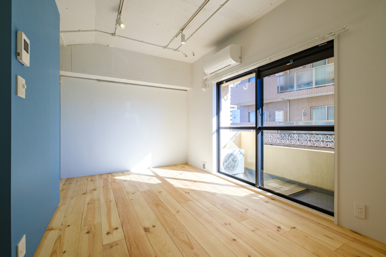 無垢のフローリングが日光に映える。