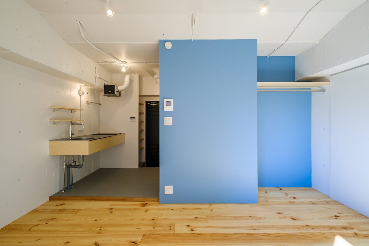 お部屋中央のアクセントカラーで、シンプルながらもメリハリのある空間になっている。