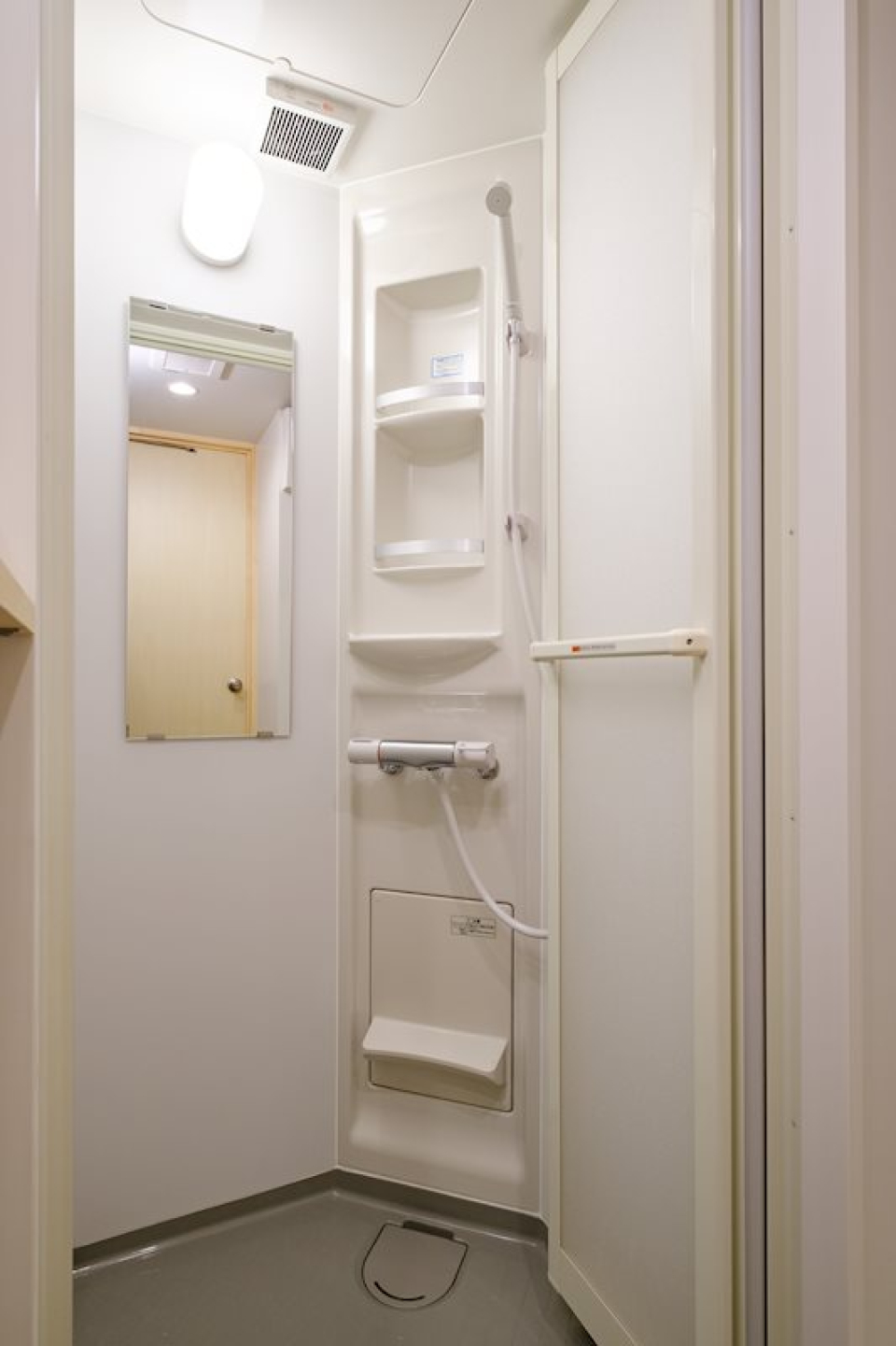 浴槽はなくシャワーブース。