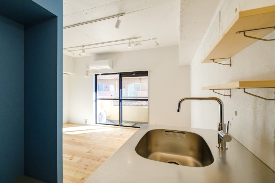 朝コーヒーを淹れながら明るい部屋をのぞむ。