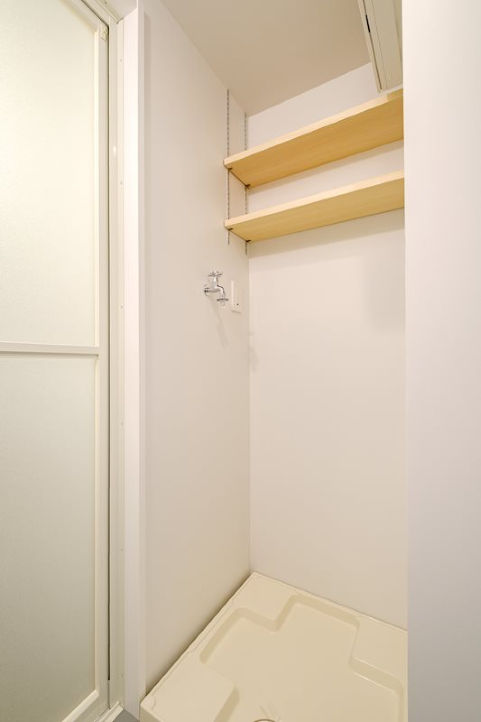 洗濯機置き場には簡易棚付き。