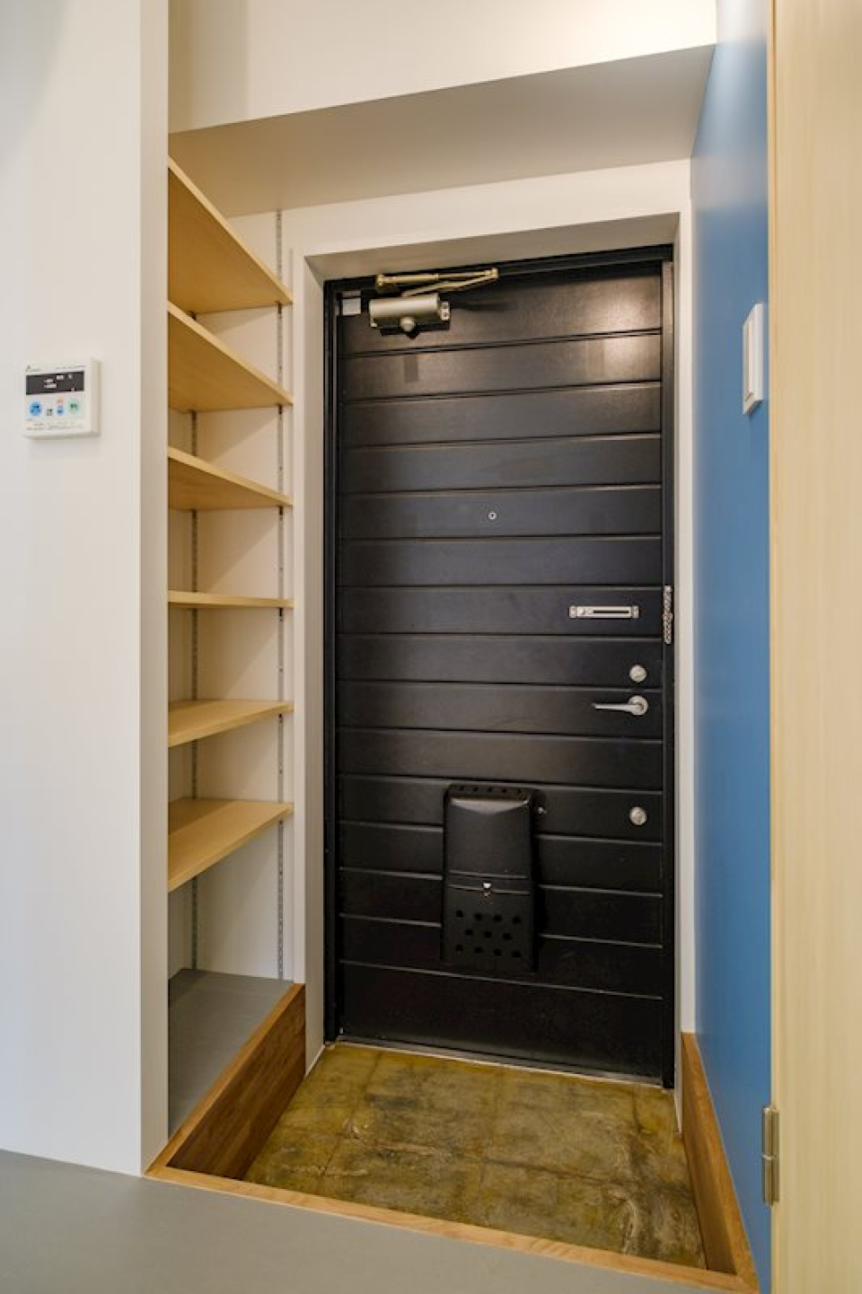 玄関には可動式のシューズラック。