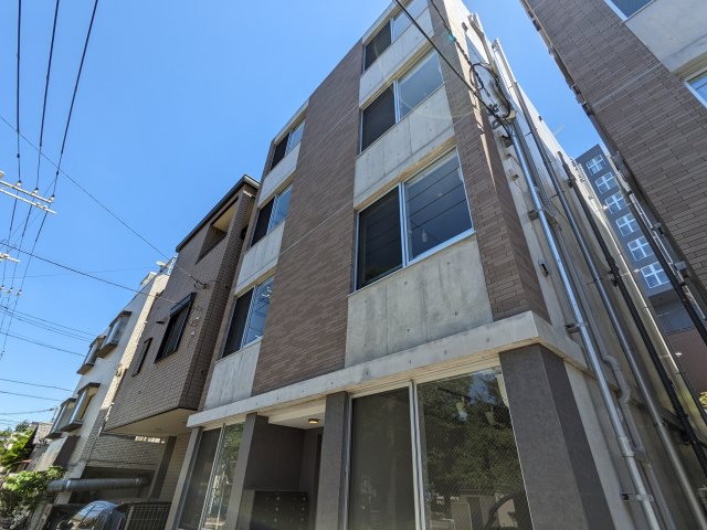 4階立ての建物の１階にあるお部屋です。