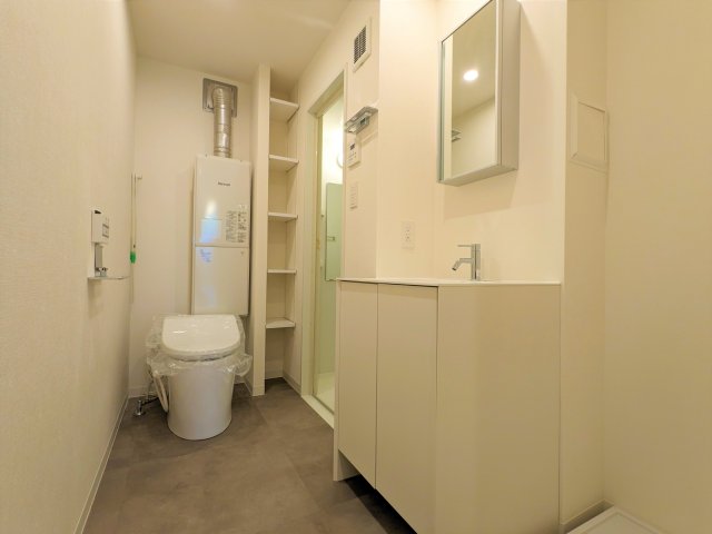 トイレ、洗面台は同じ空間にあります。