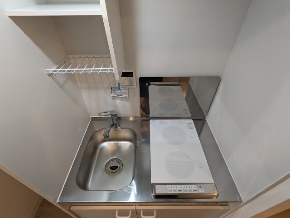 ２口のIHコンロが設置されています。まな板はシンクサイズだと上に置いて切れるかもしれません。