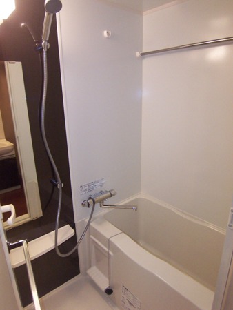 落ち着いたカラーのパネルが採用された洋室です。