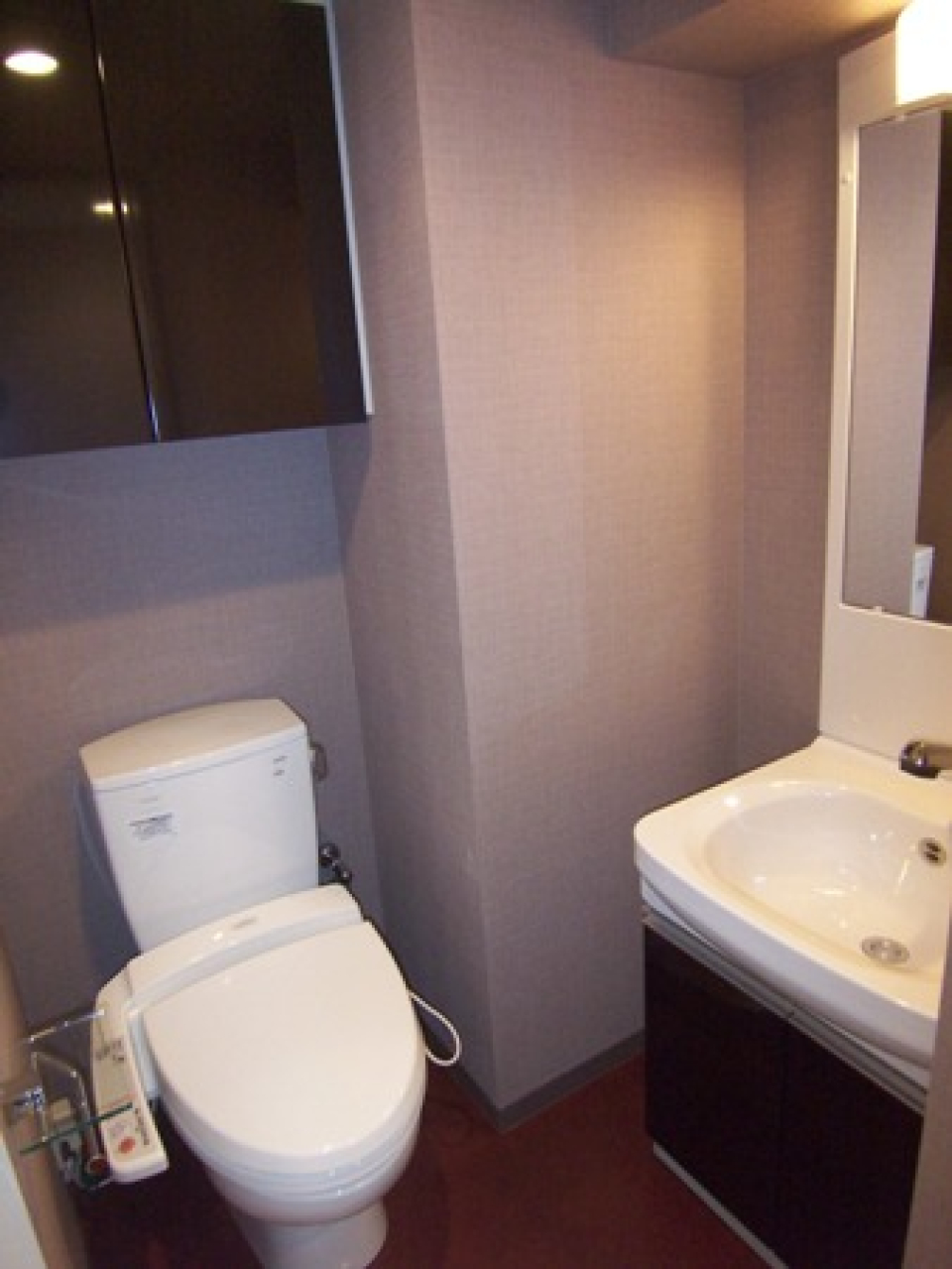 洗面台とトイレは同じスペースに設置されています。