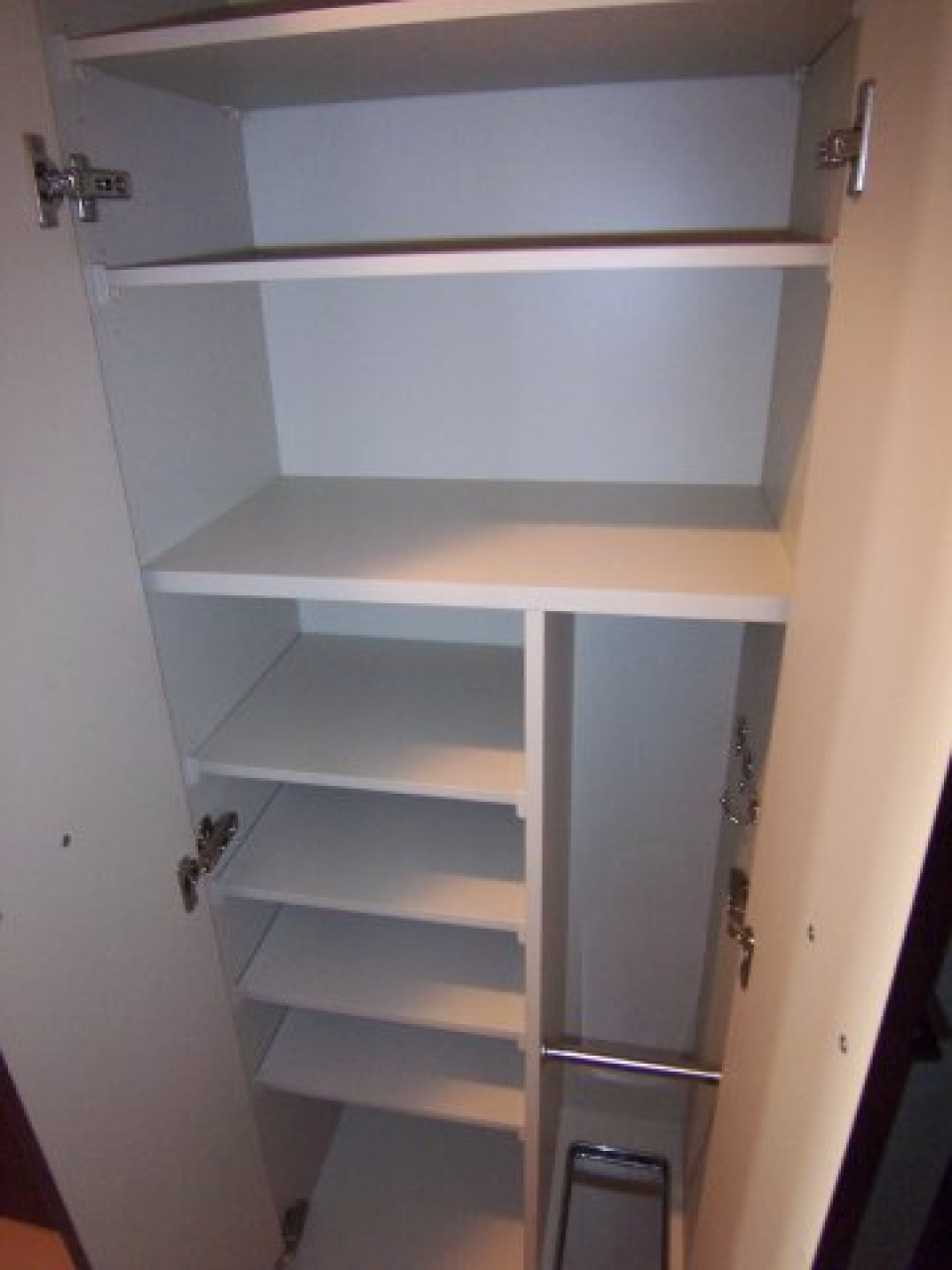 シューズボックスには靴以外にも傘など収納できます。