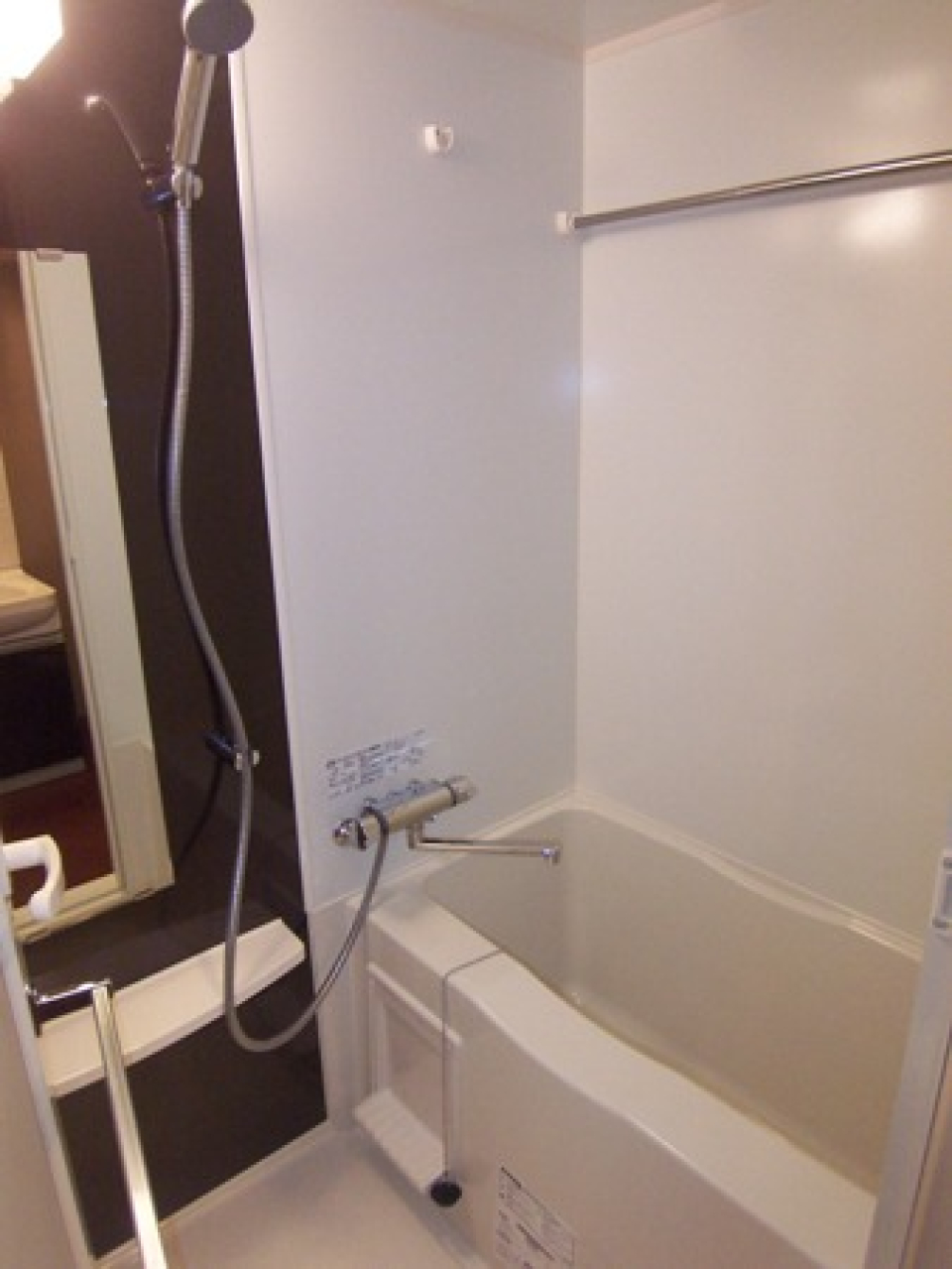 落ち着いたカラーのパネルが採用された洋室です。