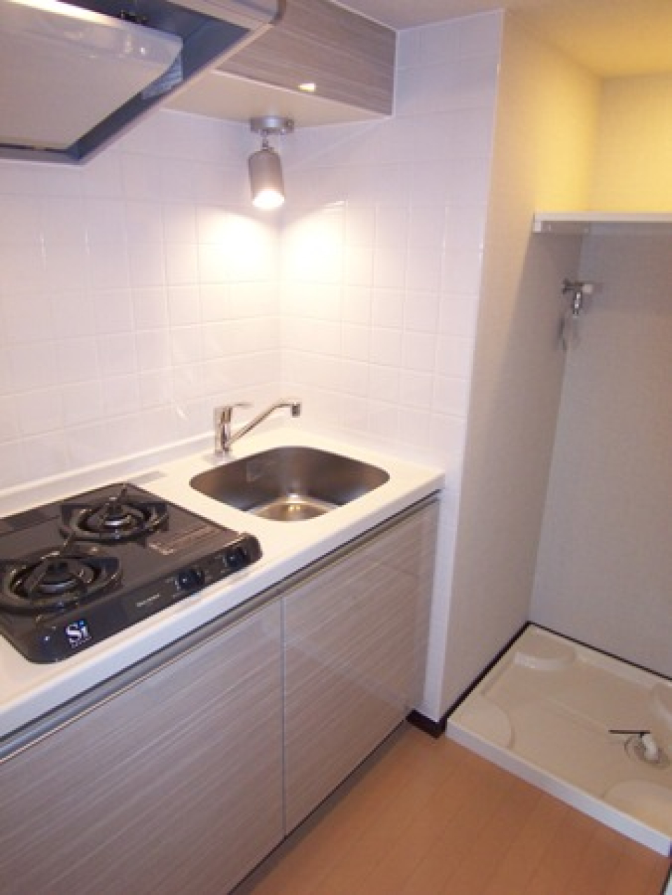 ２口のガスコンロが設置されています。スポットライトで明るく手元を照らしてくれそうです。