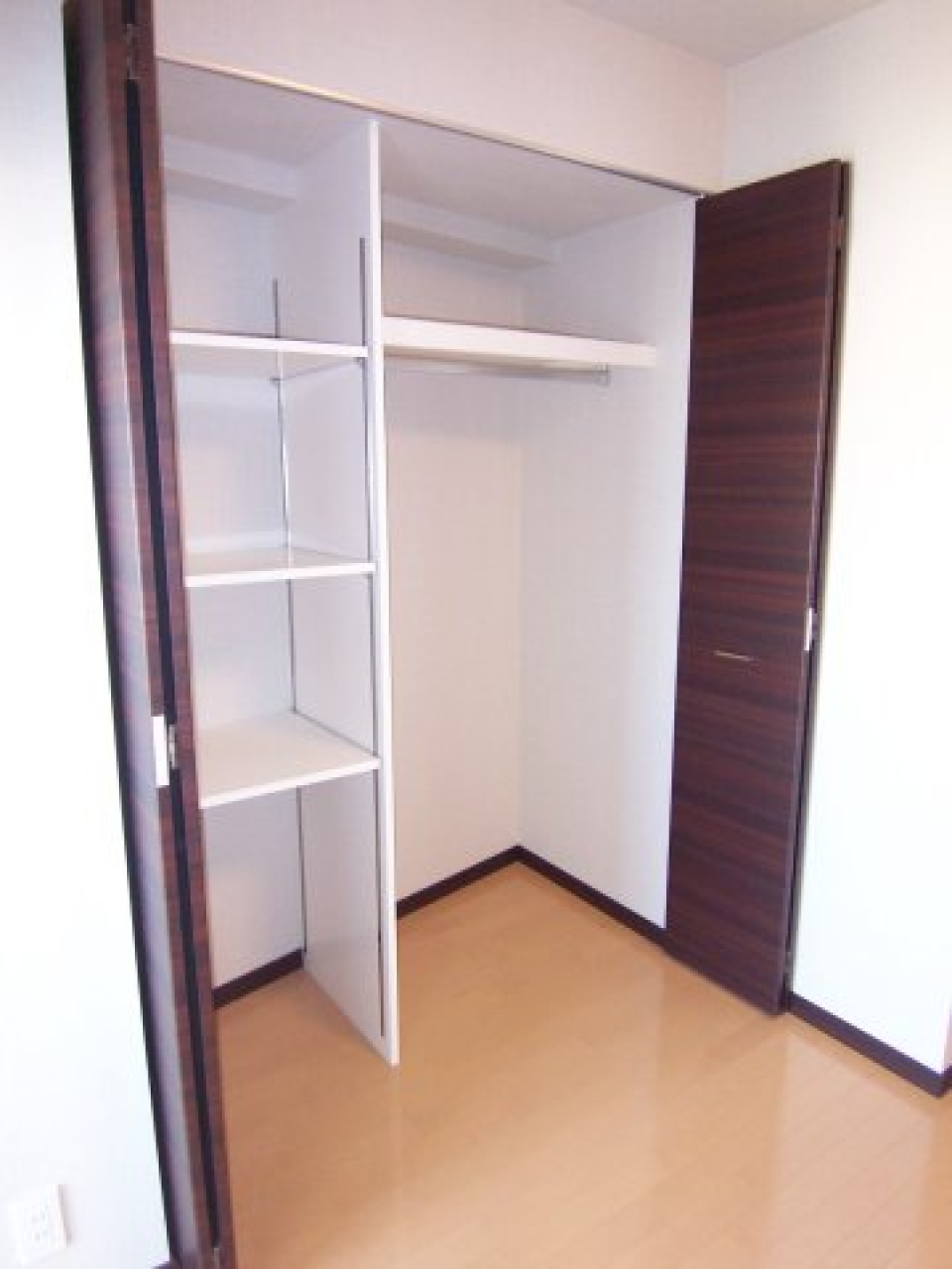 セクション分けがされているので、衣服の整理整頓がしやすそうですね。