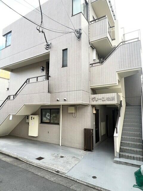 ３階建ての建物の３階にあるお部屋です。