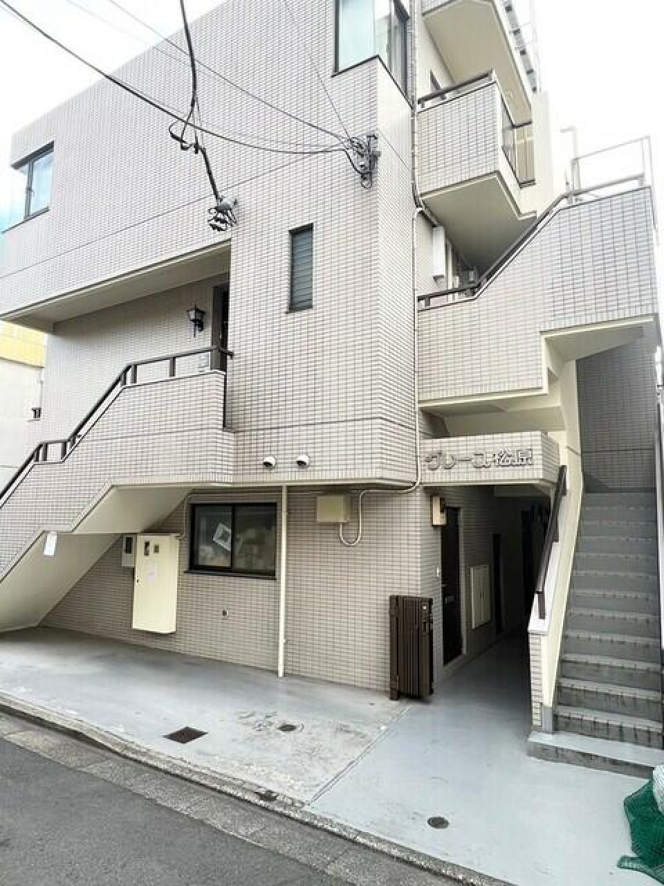 ３階建ての建物の３階にあるお部屋です。