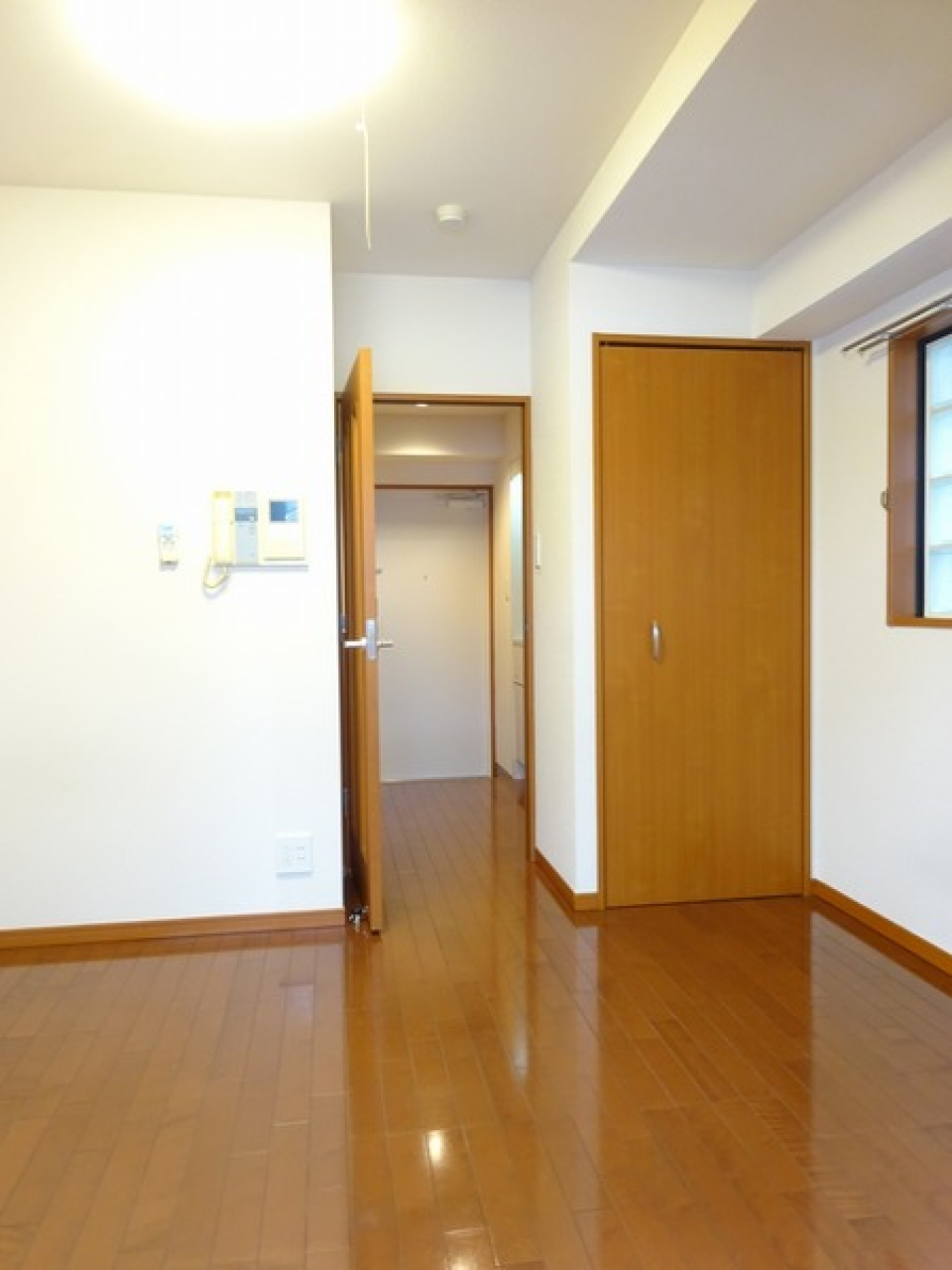 フローリングに白い壁のシンプルで飾り気のない室内です。