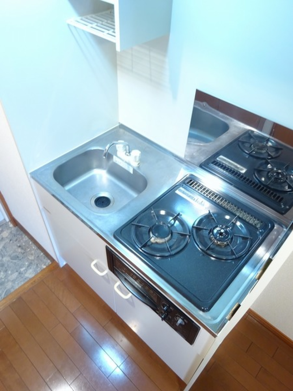 ２口コンロが導入されています。まな板を使うところを工夫したいところです。