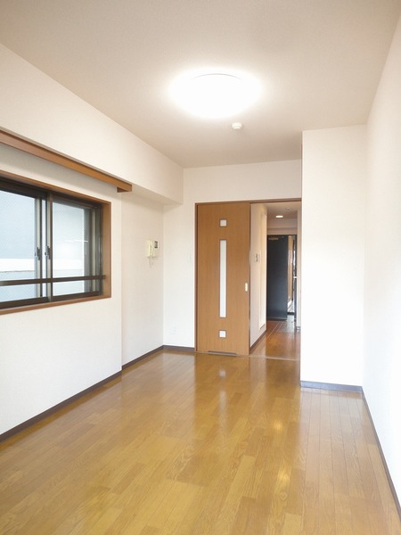 壁も白く、南向きで光も入りやすいので広々として見えるお部屋です。