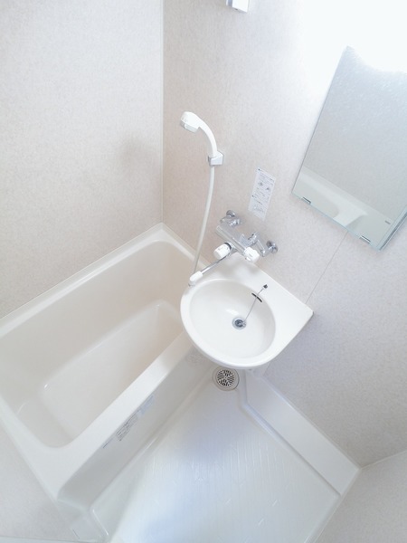 清潔感のあるお風呂＆洗面台です。