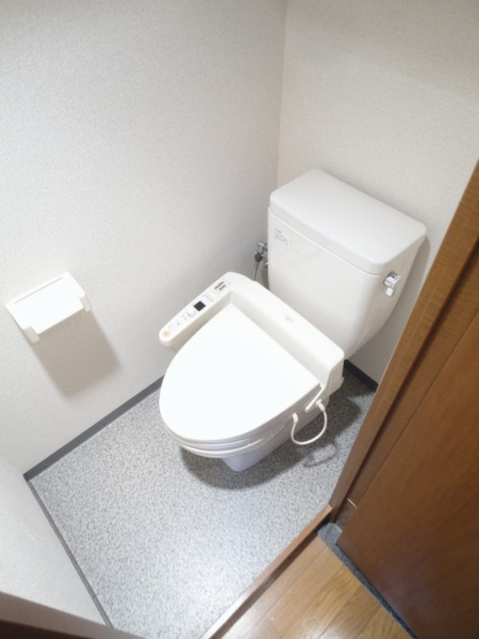 バスルームとはおさらばした、清潔感のあるトイレ。