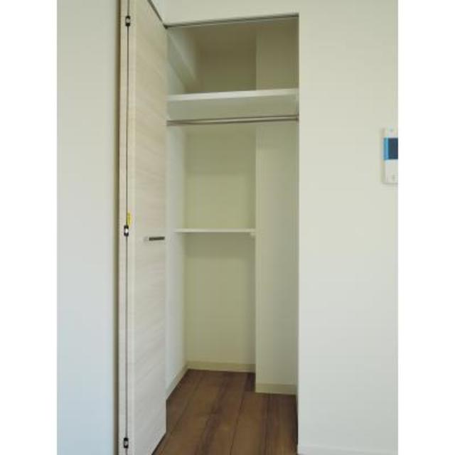 長尺物もかけられるクローゼットです。※写真は同タイプ住戸です。
