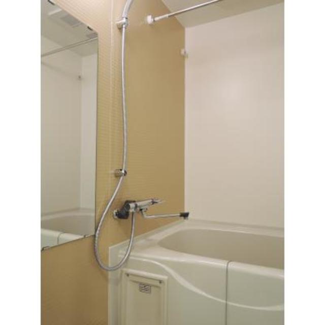 ナチュラルなパネルが採用された浴室です。※写真は同タイプ住戸です。