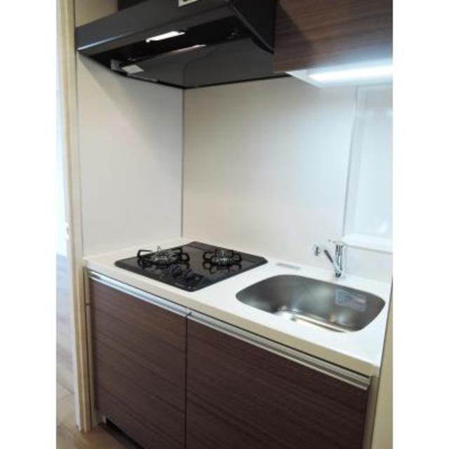 2口のガスコンロが設置されています。レンジフード付きで換気機能もバッチリ。※写真は同タイプ住戸です。