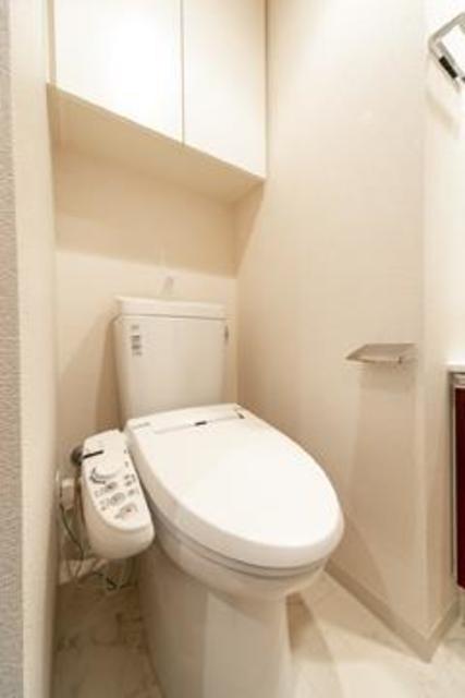 トイレです。頭上に収納棚が付いています。
※写真は同タイプ住戸です。