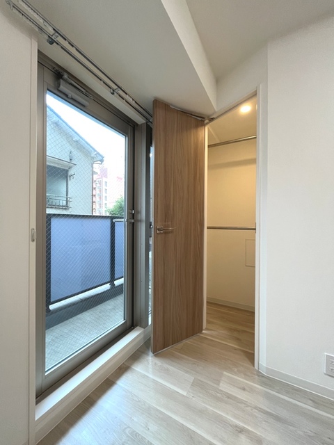 ウォークインクローゼットの中の様子です。
※写真は同タイプ住戸です。