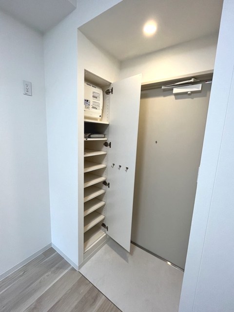 玄関です。シューズボックス付きです。
※写真は同タイプ住戸です。
