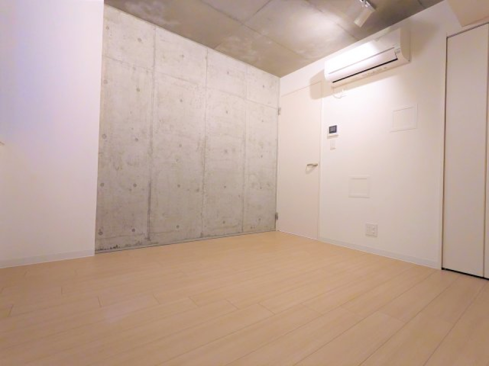 コンクリート張りが想像力を掻き立ててくれます。どんな家具をおこうかな！