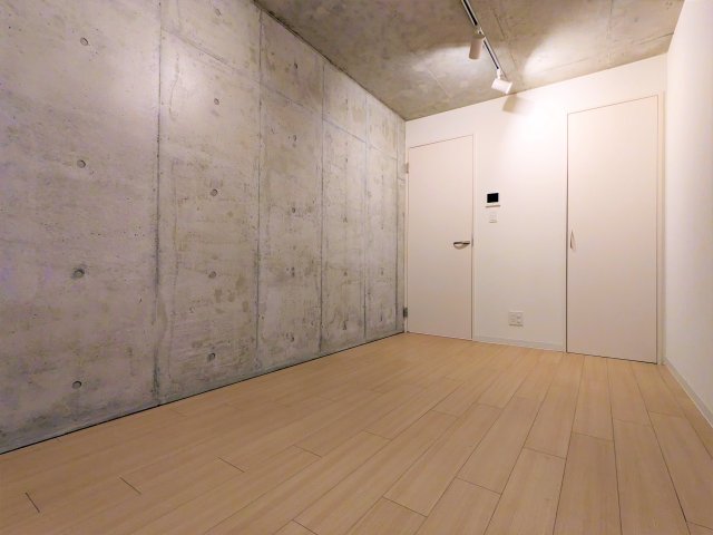 コンクリート張りでインダストリアル調の洋室です。