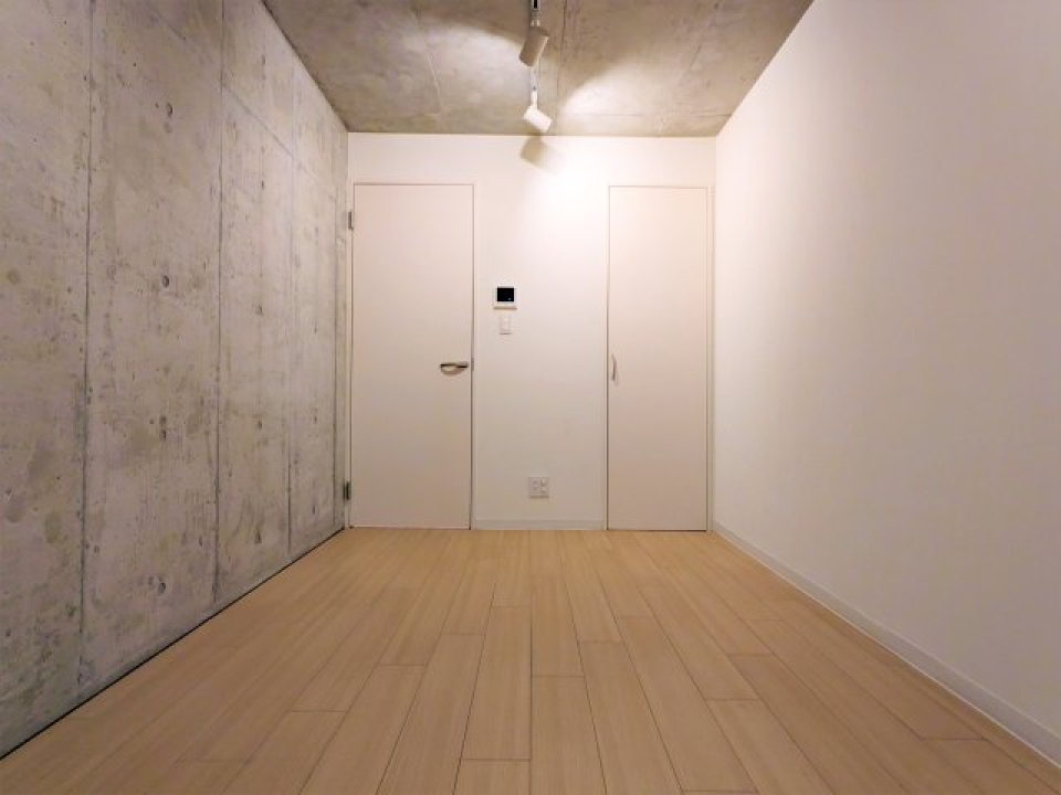 コンクリの無機質な感じにナチュラルなフローリングのバランスがたまらなく良い！