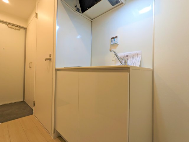 コンパクトな２口のIHコンロが設置されています。