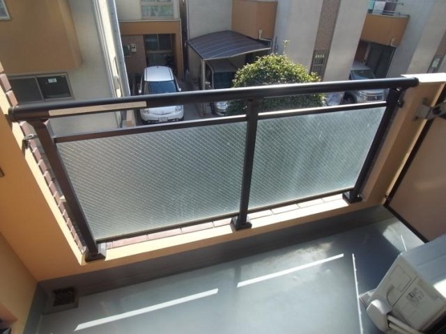 ４階建ての建物の２階に位置しています。