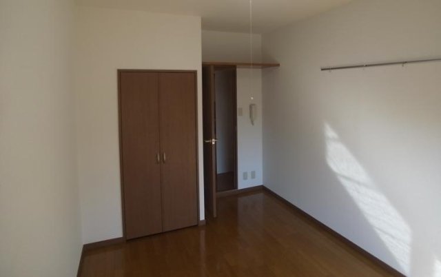 ブラウンのフローリングに白い壁紙とシンプルな内装になっています。