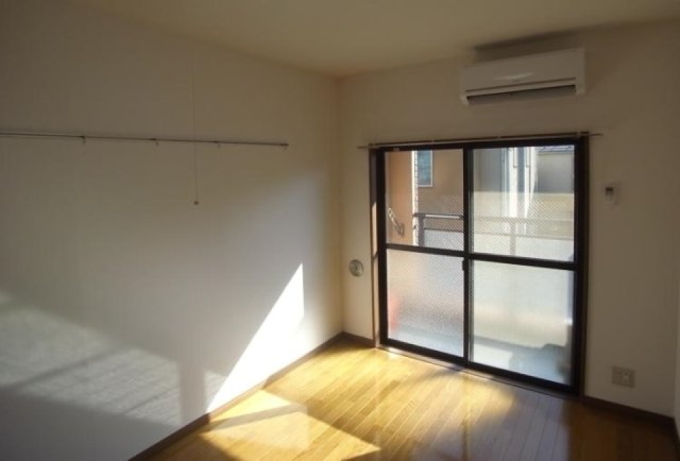 南東向きの自然光を取り入れやすい洋室です。