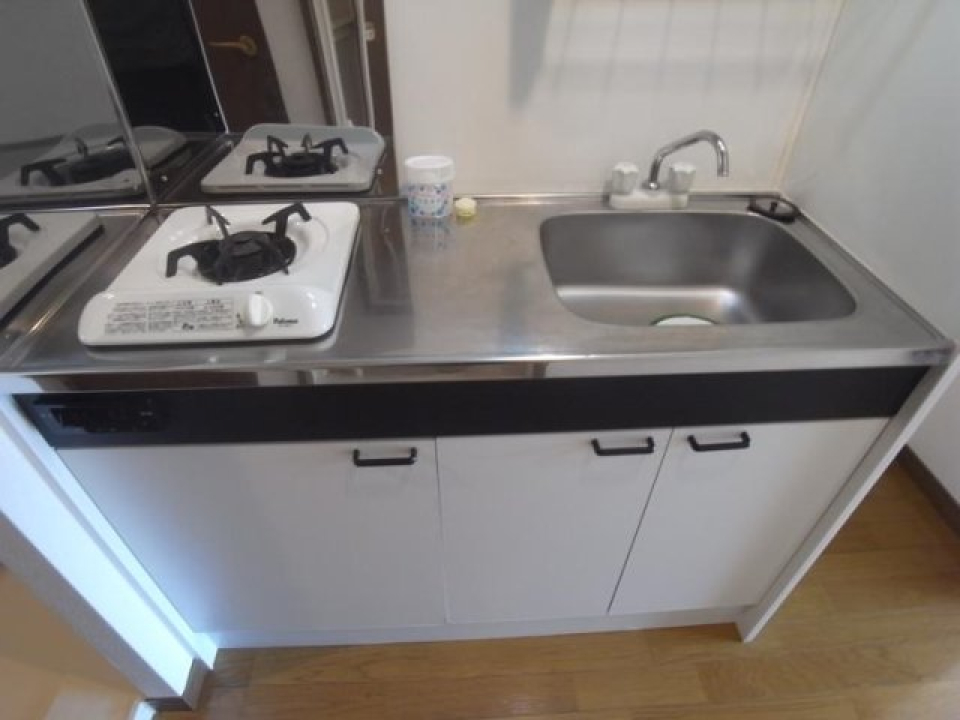 １口のガスコンロが設置されています。足元の収納をうまく活用したりと、調理スペースを確保できるように工夫したいですね。