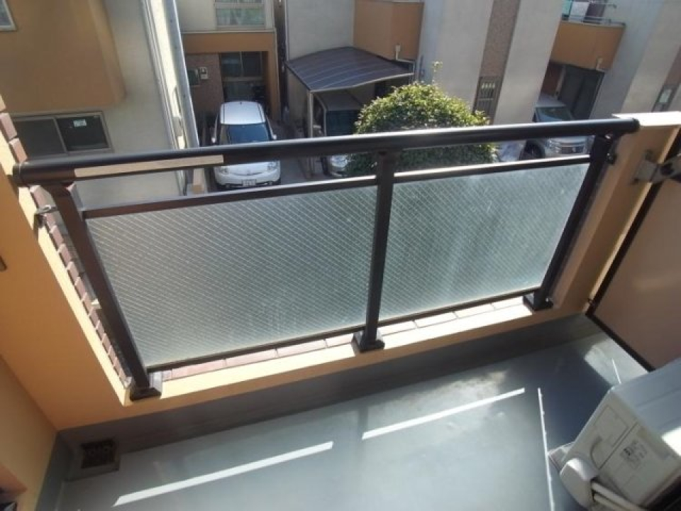 ４階建ての建物の２階に位置しています。