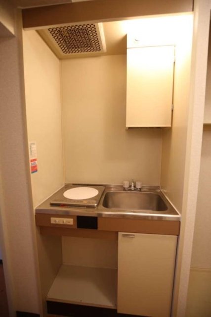 近くで見るキッチン。
キッチンはお掃除のしやすいコンパクトサイズ。
