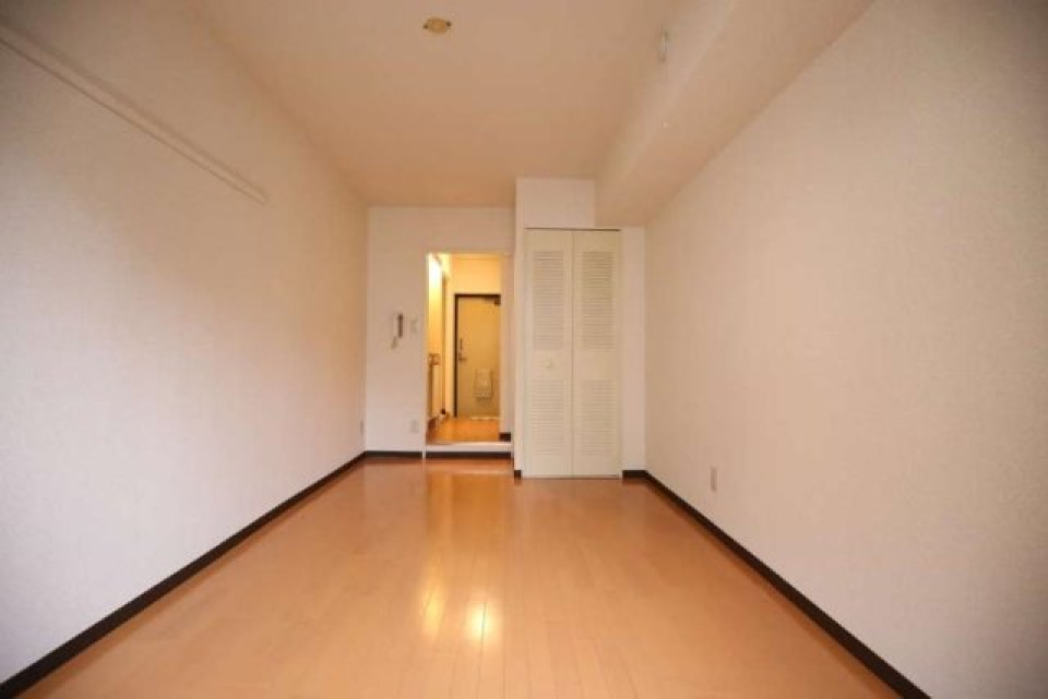 駅から約5分の約７帖の１K。白いお部屋やスタイリッシュなお部屋もいいけど、この色味、落ち着きませんか。