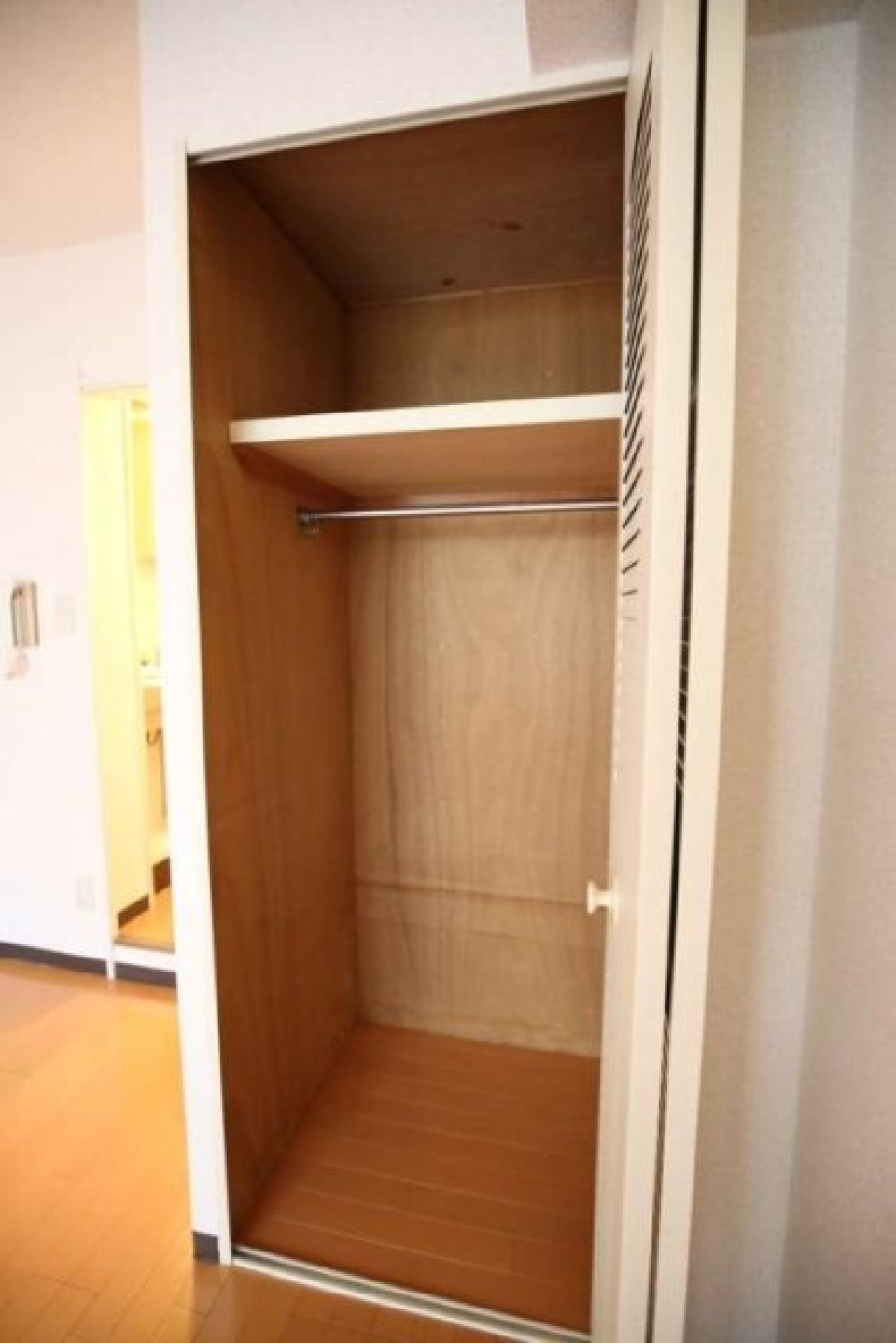 クローゼットは上段にも棚がついているので、デッドスペースが少なさそうですね。