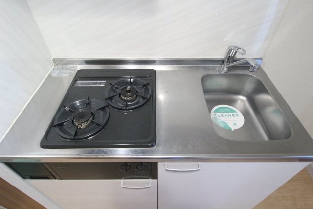 システムキッチンとなっており、2口ガスコンロ付きです。