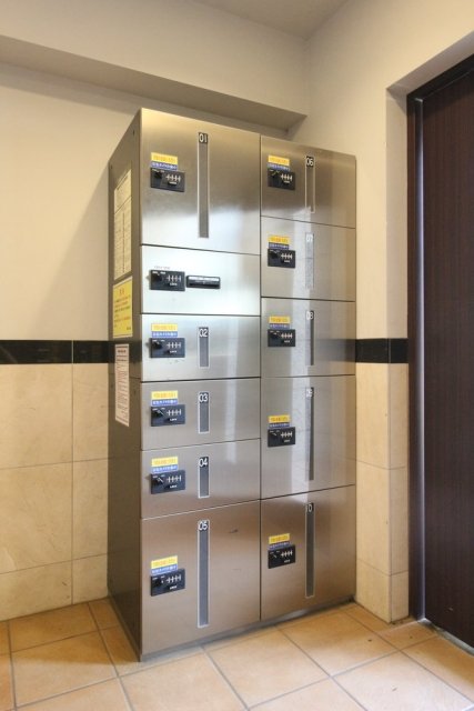 嬉しい宅配BOX付きです。