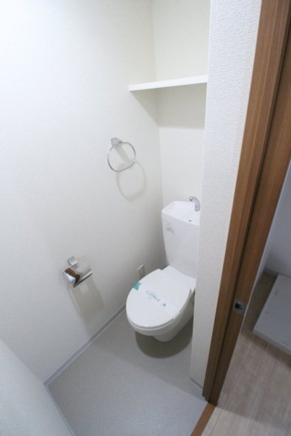 トイレです。頭上に収納棚が付いています。