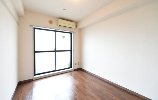 ５回建ての建物の４階に位置しています。