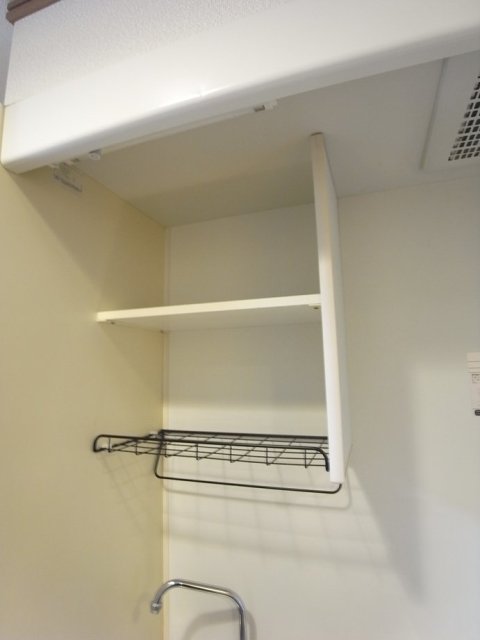 突っ張り収納などでうまくスペースを確保したいですね。