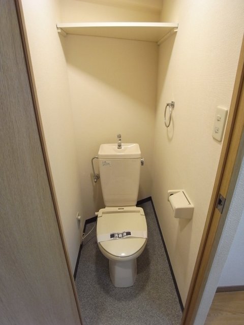 棚があるので日用品のストックに便利です。